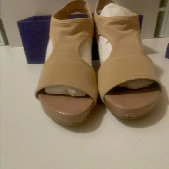 Stuart weitzmen soft starchy sandal with strong sole and heels chic and comfy - Picture 13 of 16
